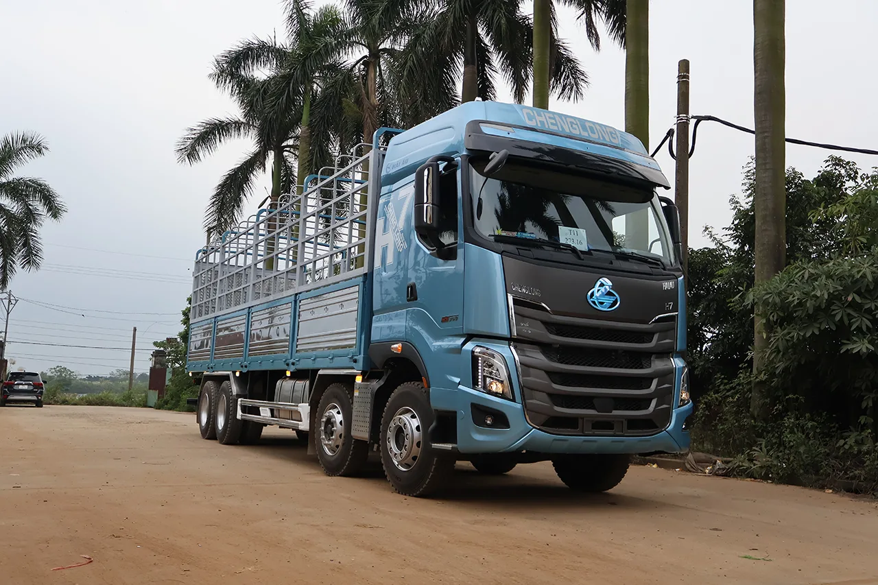 XE TẢI THÙNG 4 CHÂN CHENGLONG H7 360HP (8x4)