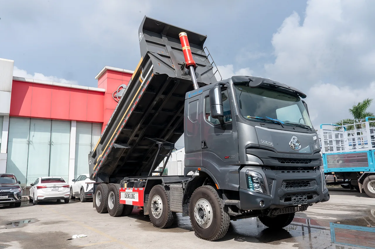 XE TẢI BEN 4 CHÂN CHENGLONG H7 400 HP (8X4) CẦU DẦU