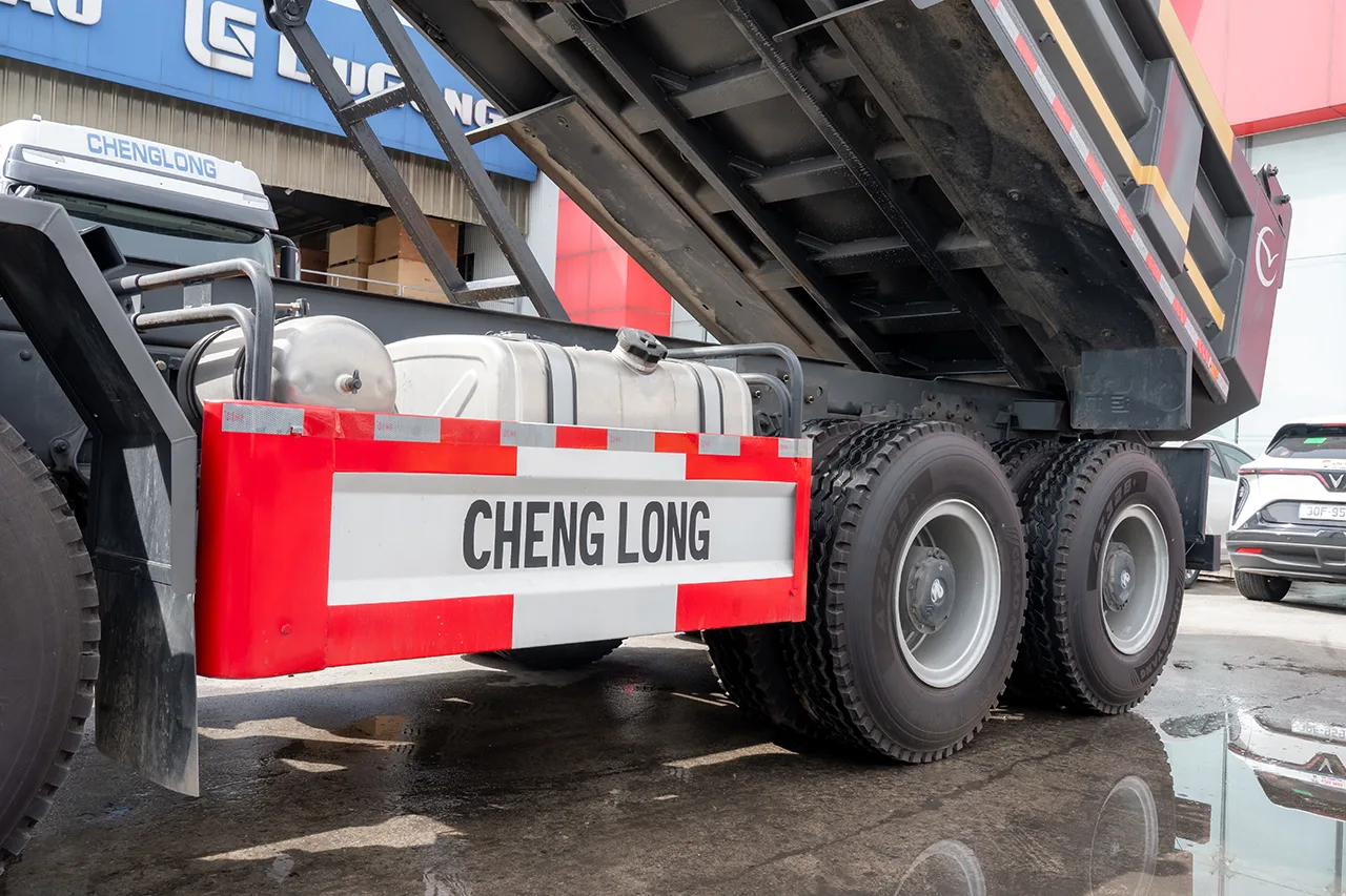 XE TẢI BEN 4 CHÂN CHENGLONG H7 400 HP (8X4) CẦU DẦU