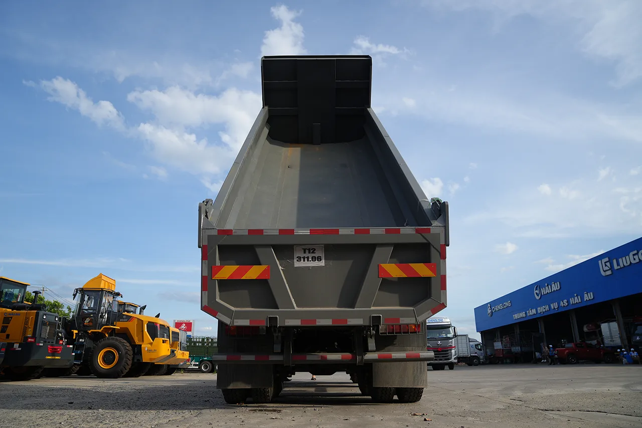 XE TẢI BEN 4 CHÂN CHENGLONG H7 8x4 350HP - THÙNG U - CẦU DẦU