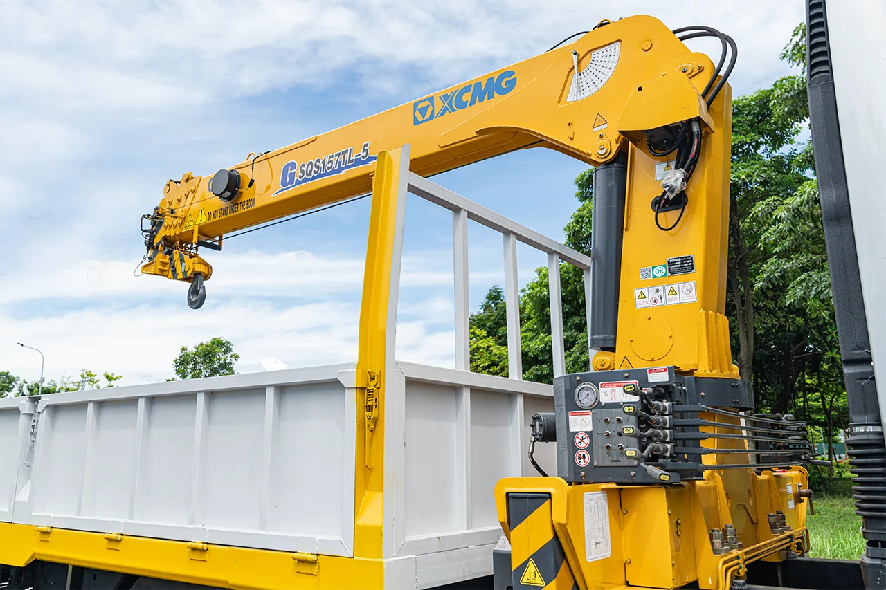 CẨU TỰ HÀNH XCMG SQS200 -6 (8 TẤN 6 ĐOẠN)