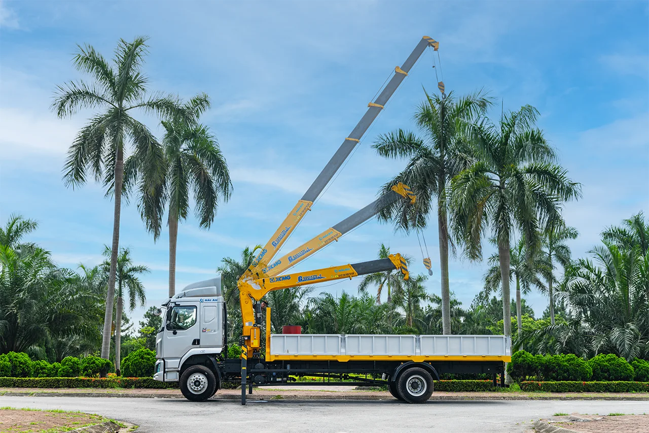CẨU TỰ HÀNH XCMG SQS200 -6 (8 TẤN 6 ĐOẠN)