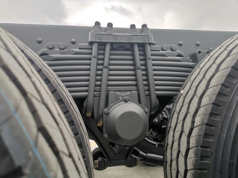 XE TẢI THÙNG 5 CHÂN CHENGLONG H7 10X4 360HP