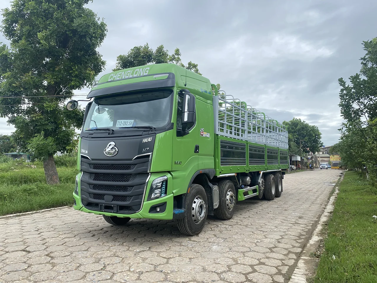 XE TẢI THÙNG 5 CHÂN CHENGLONG H7 10X4 360HP